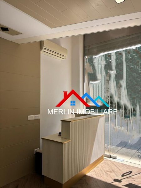 Tirane, jepet me qera ambjent biznesi Kati 0, 55 m² 700 € (KOMUNA E PARISIT)