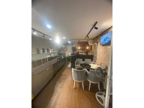 Tirane, shitet bar-kafe Kati 0, 71 m² (Vasil Shanto)