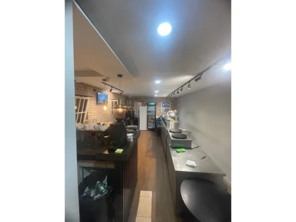 Tirane, shitet bar-kafe Kati 0, 71 m² (Vasil Shanto)