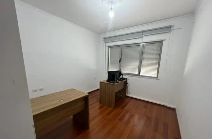 Tirane, jepet me qera zyre Kati 4, 100 m² 600 € (5 MAJI)