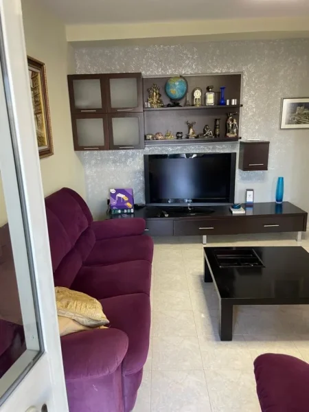 Tirane, jepet me qera apartament 1+1 Kati 5, 70 m² 620 € (qender)