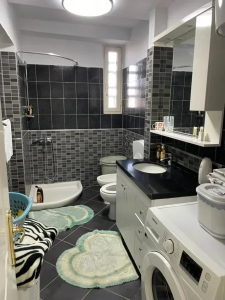 Tirane, jepet me qera apartament 1+1 Kati 5, 70 m² 620 € (qender)