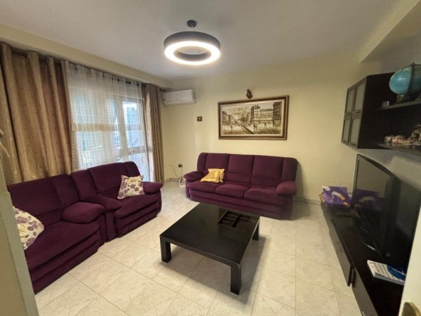 Tirane, jepet me qera apartament 1+1 Kati 5, 70 m² 620 € (qender)