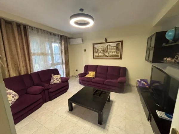 Tirane, jepet me qera apartament 1+1 Kati 5, 70 m² 620 € (qender)