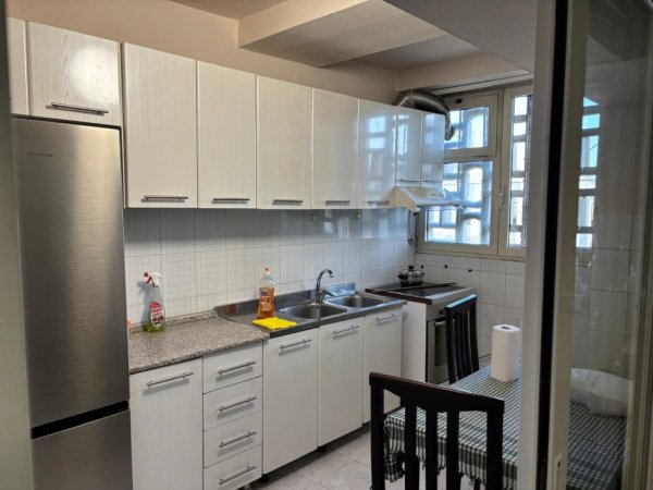 Tirane, jepet me qera apartament 1+1 Kati 5, 70 m² 620 € (qender)