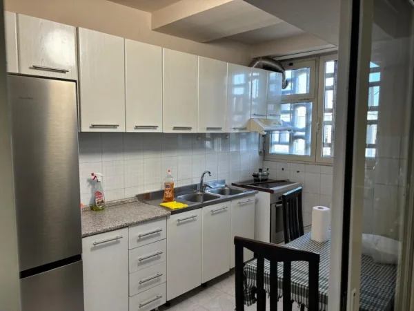 Tirane, jepet me qera apartament 1+1 Kati 5, 70 m² 620 € (qender)