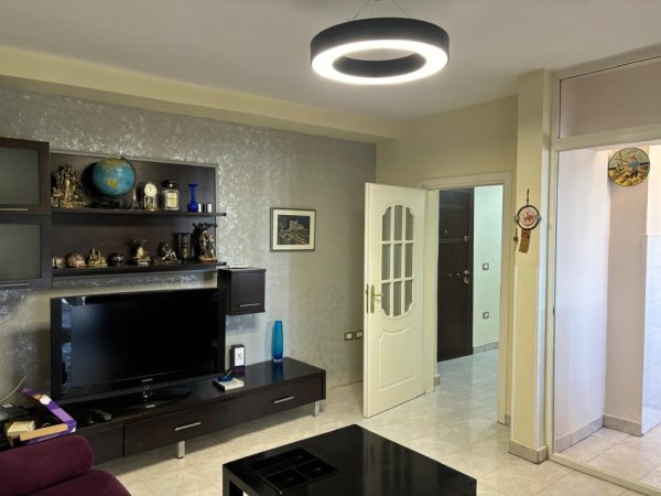 Tirane, jepet me qera apartament 1+1 Kati 5, 70 m² 620 € (qender)