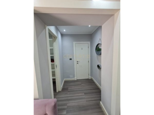 Tirane, jepet me qera ambjent biznesi Kati 0, 50 m² 600 € (BRRYLI)