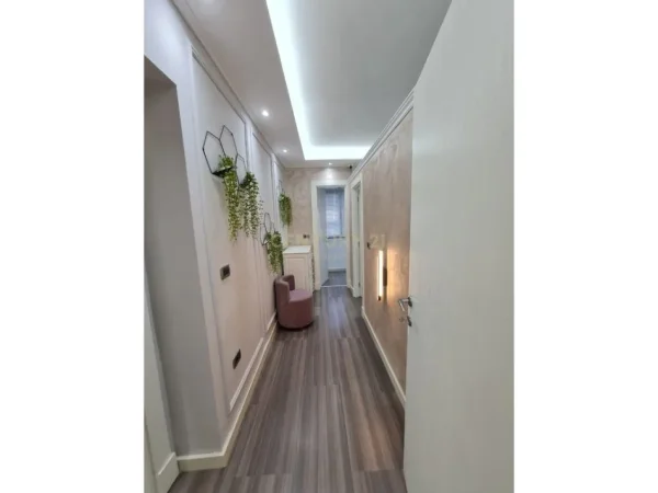 Tirane, jepet me qera ambjent biznesi Kati 0, 50 m² 600 € (BRRYLI)