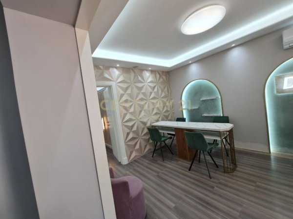 Tirane, jepet me qera ambjent biznesi Kati 0, 50 m² 600 € (BRRYLI)