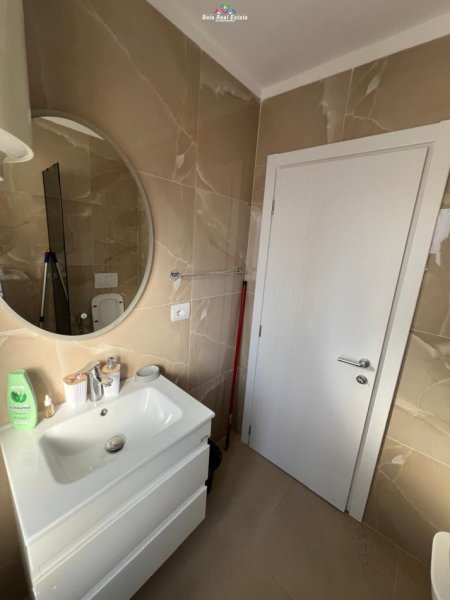 Tirane, jepet me qera apartament 1+1+Ballkon Kati 5, 60 m² 60.000 leke (mine peza)