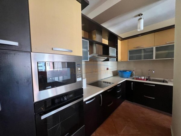 Tirane, jepet me qera apartament 3+1 Kati 6, 105 m² 700 € (UNAZA E RE)
