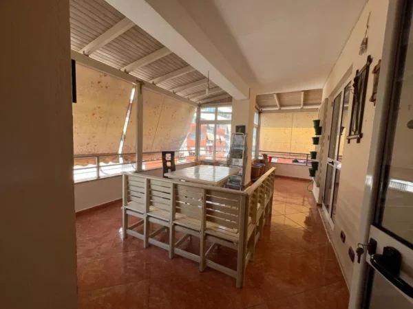 Tirane, jepet me qera apartament 3+1 Kati 6, 105 m² 700 € (UNAZA E RE)