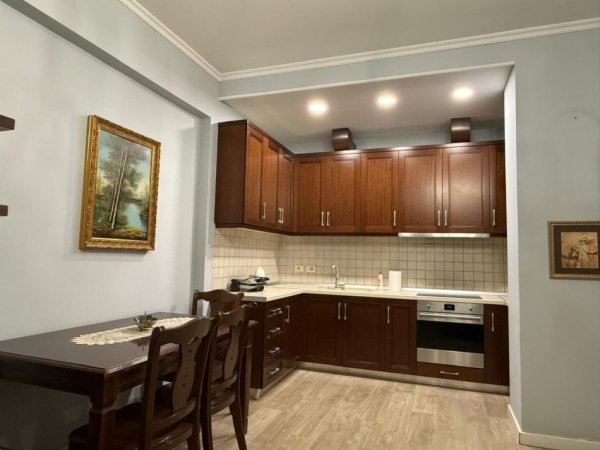 Tirane, jepet me qera apartament 2+1 Kati 2, 115 m² 600 € (xhanfize keko)