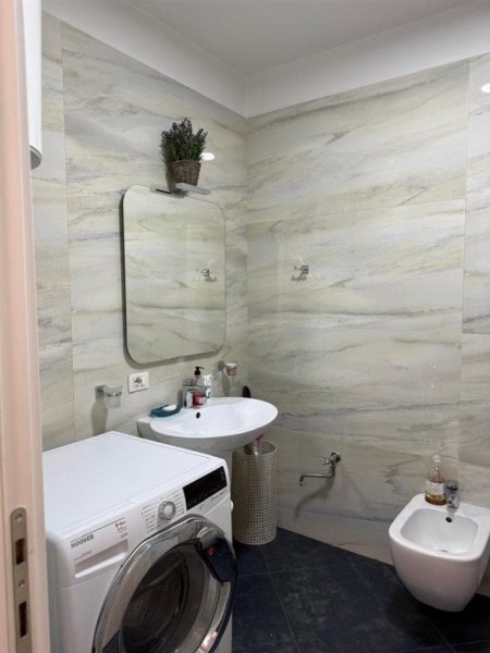 Tirane, jepet me qera apartament 2+1 Kati 2, 115 m² 600 € (xhanfize keko)