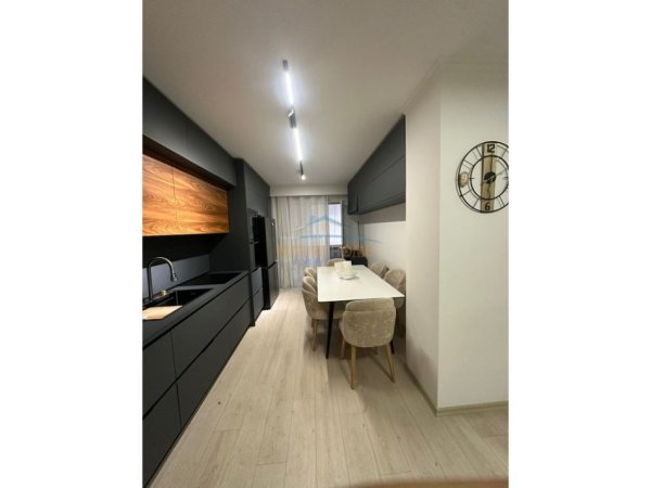 Tirane, jepet me qera apartament 2+1 Kati 3, 116 m² 850 € (BRRYL)