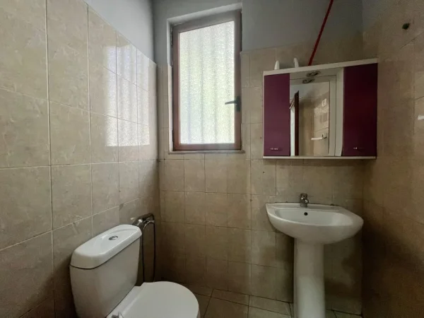 Tirane, jepet me qera ambjent biznesi Kati 0, 65 m² 700 € (Rruga elbasanit)
