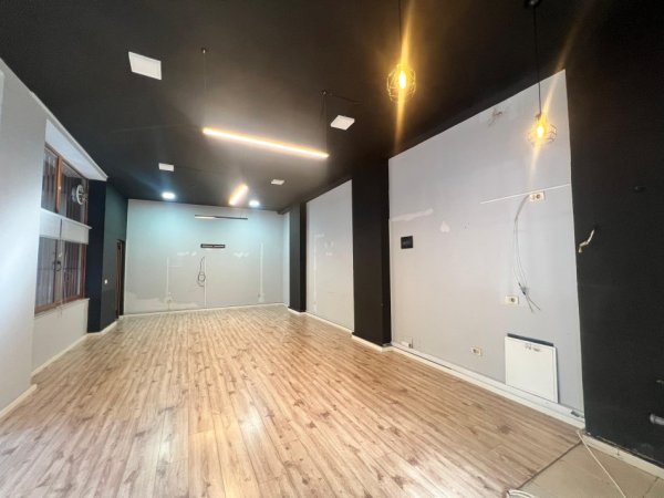 Tirane, jepet me qera ambjent biznesi Kati 0, 65 m² 700 € (Rruga elbasanit)