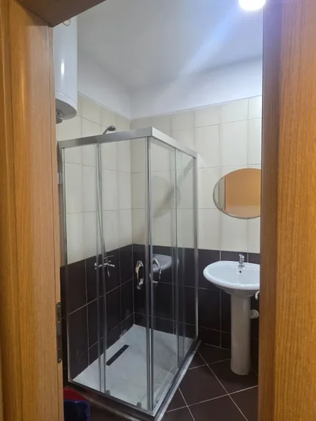 Tirane, jepet me qera apartament 2+1 Kati 5, 118 m² 500 € (yzberisht)