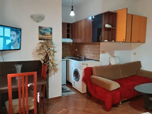 Tirane, jepet me qera garsonier 1+1 Kati 1, 33 m² 370 € (stacioni trenit)