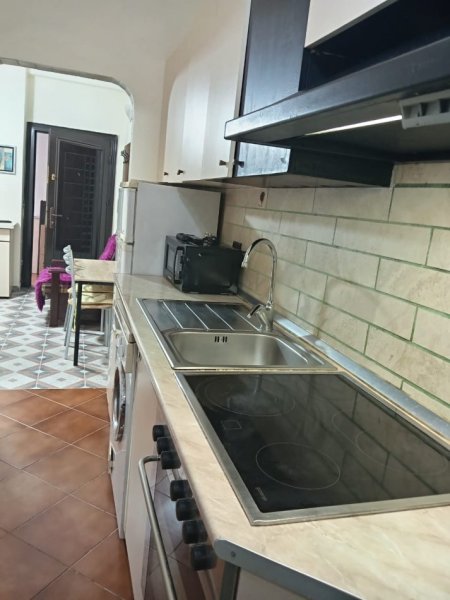 Tirane, jepet me qera apartament 1+1 Kati 1, 55 m² 450 € (stacioni trenit)