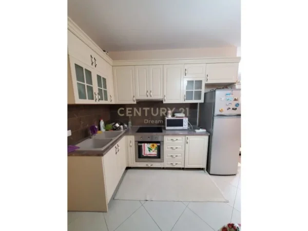 Tirane, jepet me qera apartament 2+1 , 90 m² 450 € (FRESK)