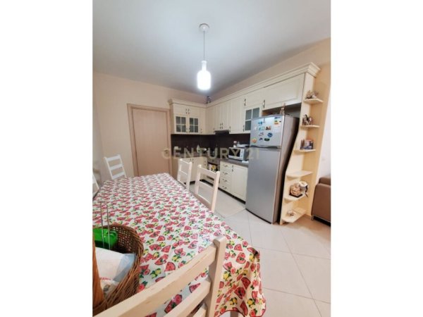 Tirane, jepet me qera apartament 2+1 , 90 m² 450 € (FRESK)