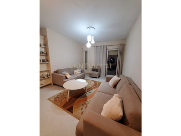 Tirane, jepet me qera apartament 2+1 , 90 m² 450 € (FRESK)