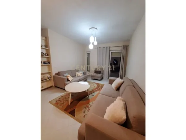 Tirane, jepet me qera apartament 2+1 , 90 m² 450 € (FRESK)