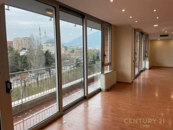 Tirane, jepet me qera zyre Kati 4, 198 m² 3.000 € (ETC)