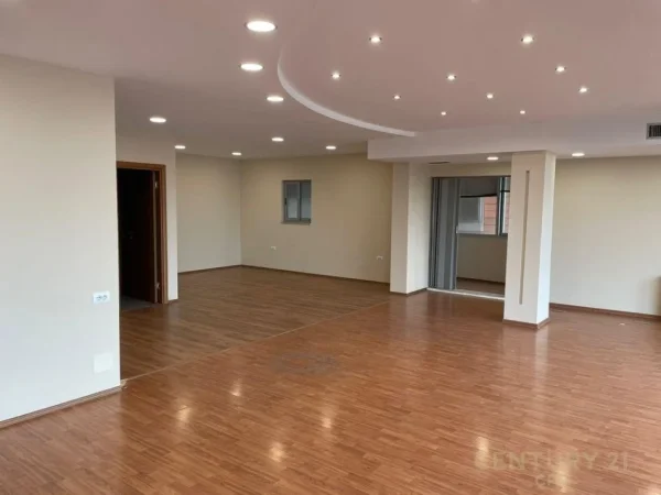 Tirane, jepet me qera zyre Kati 4, 198 m² 3.000 € (ETC)