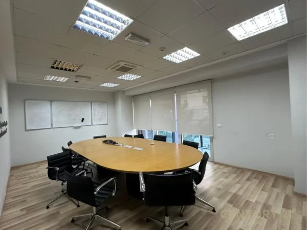 Tirane, jepet me qera zyre Kati 1, 356 m² 6.500 € (Stadiumi Arena ,Ambasador 3)