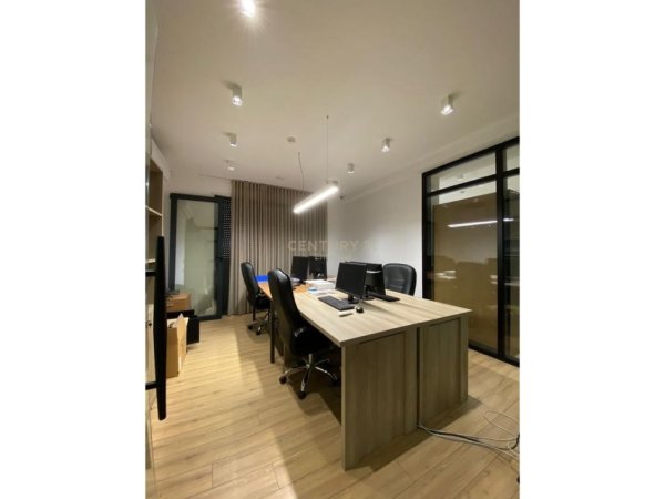 Tirane, jepet me qera zyre Kati 1, 315 m² 4.000 € (Qender)