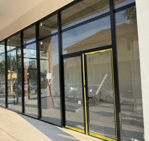 Tirane, jepet me qera dyqan Kati 0, 50 m² 900 € (Pazari i Ri)