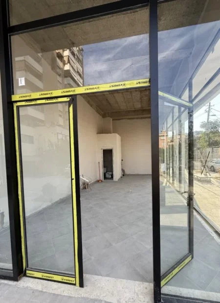 Tirane, jepet me qera dyqan Kati 0, 50 m² 900 € (Pazari i Ri)