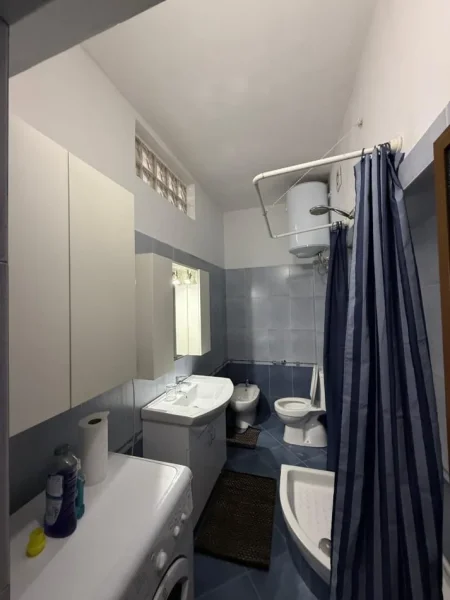 Tirane, jepet me qera apartament 1+1+Ballkon Kati 5, 60 m² 600 € 