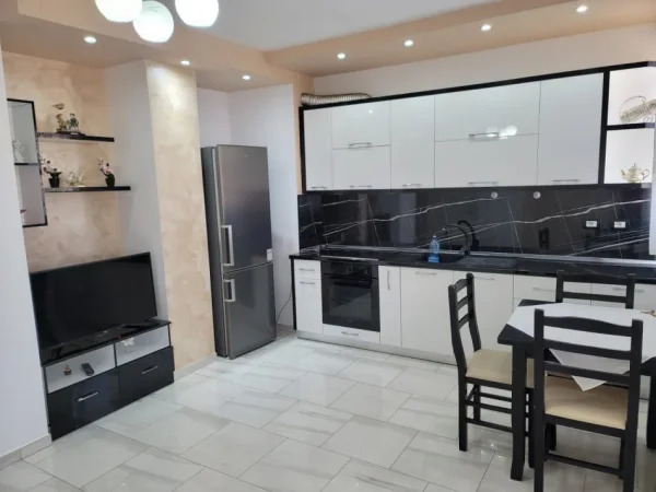 Tirane, jepet me qera apartament 2+1+Ballkon Kati 5, 90 m² 650 € 