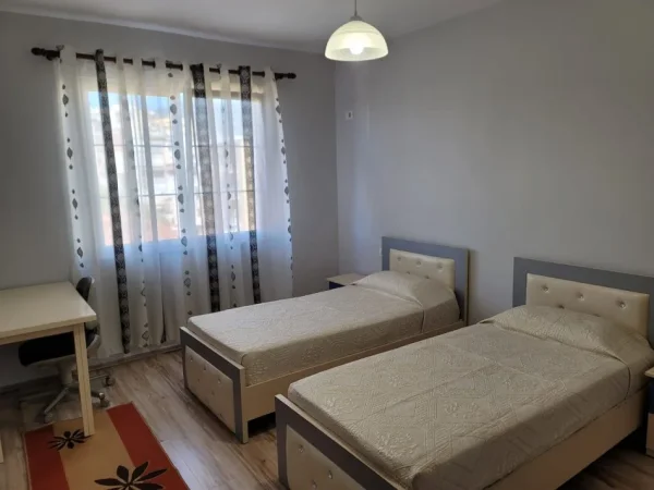 Tirane, jepet me qera apartament 2+1+Ballkon Kati 5, 90 m² 650 € 