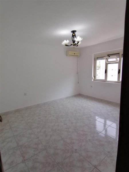 Tirane, jepet me qera apartament 2+1+Ballkon Kati 6, 500 €