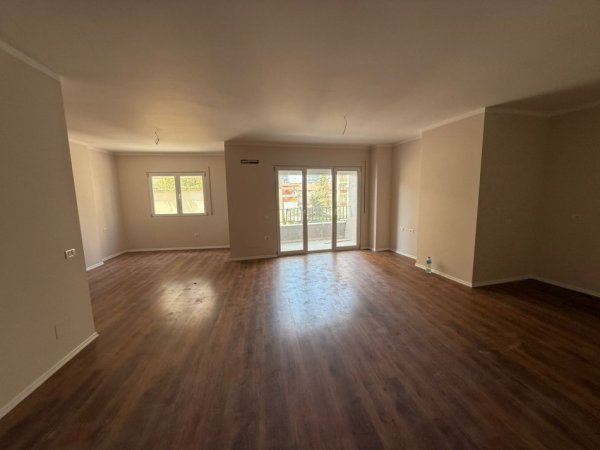 Tirane, jepet me qera apartament 2+1 Kati 2, 800 € 