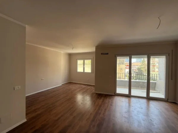 Tirane, jepet me qera apartament 2+1 Kati 2, 800 € 
