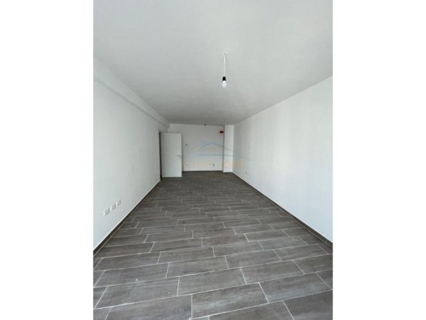 Tirane, shitet apartament 2+1+Aneks+Ballkon Kati 3, 94 m² 113.136 € (Rruga 5 Maji)