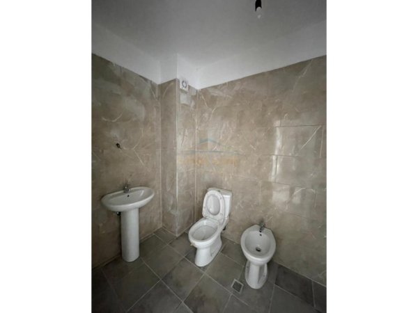 Tirane, shitet apartament 2+1+Aneks+Ballkon Kati 3, 94 m² 113.136 € (Rruga 5 Maji)