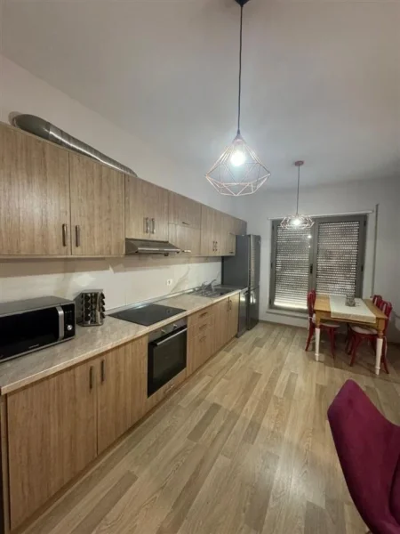 Tirane, jepet me qera apartament 2+1+Ballkon Kati 6, 111 m² 1.000 € (KOMPLEKSI DELIJORGJI)