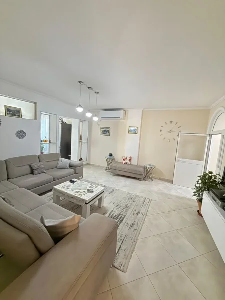 Tirane, shitet apartament 2+1+2+Ballkon Kati 5, 128 m² 250.000 € (Liqeni i Thatë)