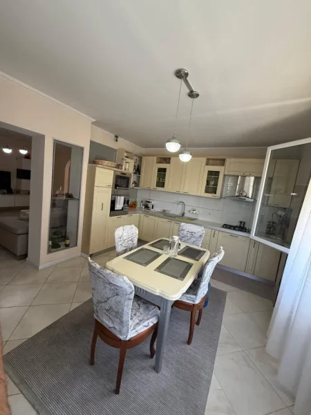 Tirane, shitet apartament 2+1+2+Ballkon Kati 5, 128 m² 250.000 € (Liqeni i Thatë)