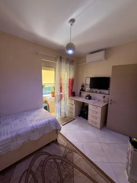 Tirane, shitet apartament 2+1+2+Ballkon Kati 5, 128 m² 250.000 € (Liqeni i Thatë)