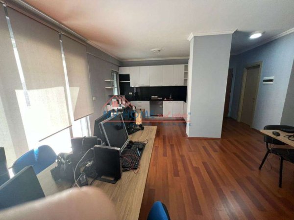 Tirane, jepet me qera zyre Kati 2, 60 m² 900 € (Qender)