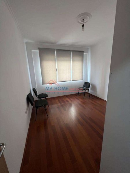 Tirane, jepet me qera zyre Kati 2, 60 m² 900 € (Qender)