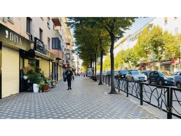 Tirane, jepet me qera ambjent biznesi Kati 1, 85 m² 1.500 € 